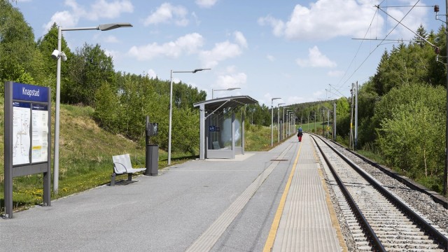 Fra Knapstad stasjon tar toget deg til Oslo S på rundt 35 minutter.
