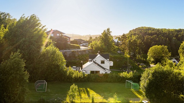 Rett på nedsiden av leiligheten finnes det stor ballslette. Perfekt for lek og moro for de minste.