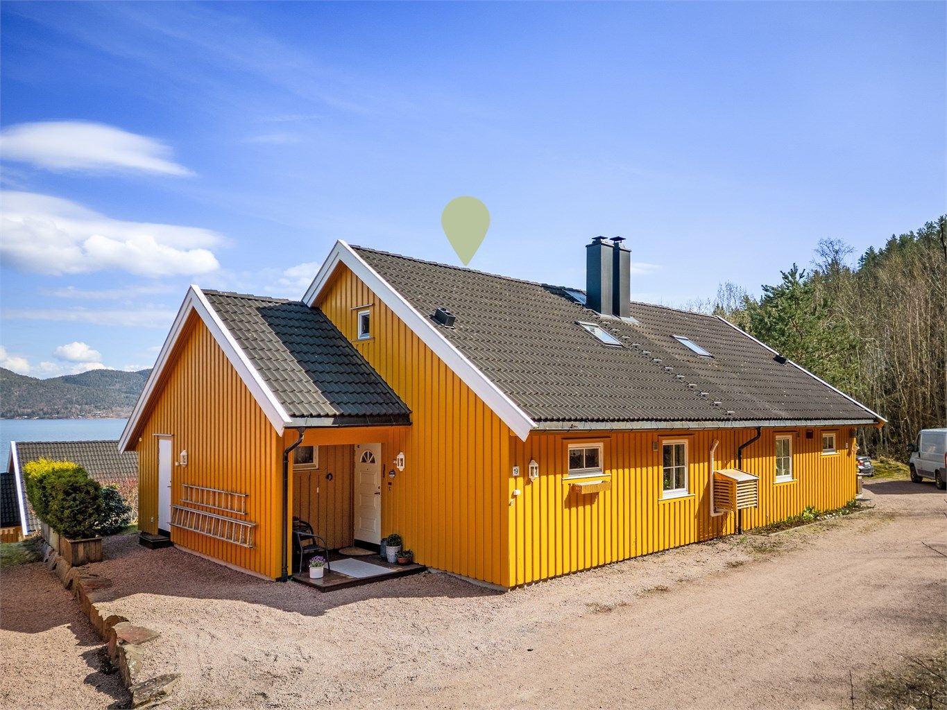 Fra gårdsplassen er det adkomst til boligens overbygde inngangsparti i 1. etasje.