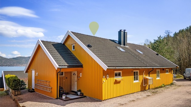 Fra gårdsplassen er det adkomst til boligens overbygde inngangsparti i 1. etasje.