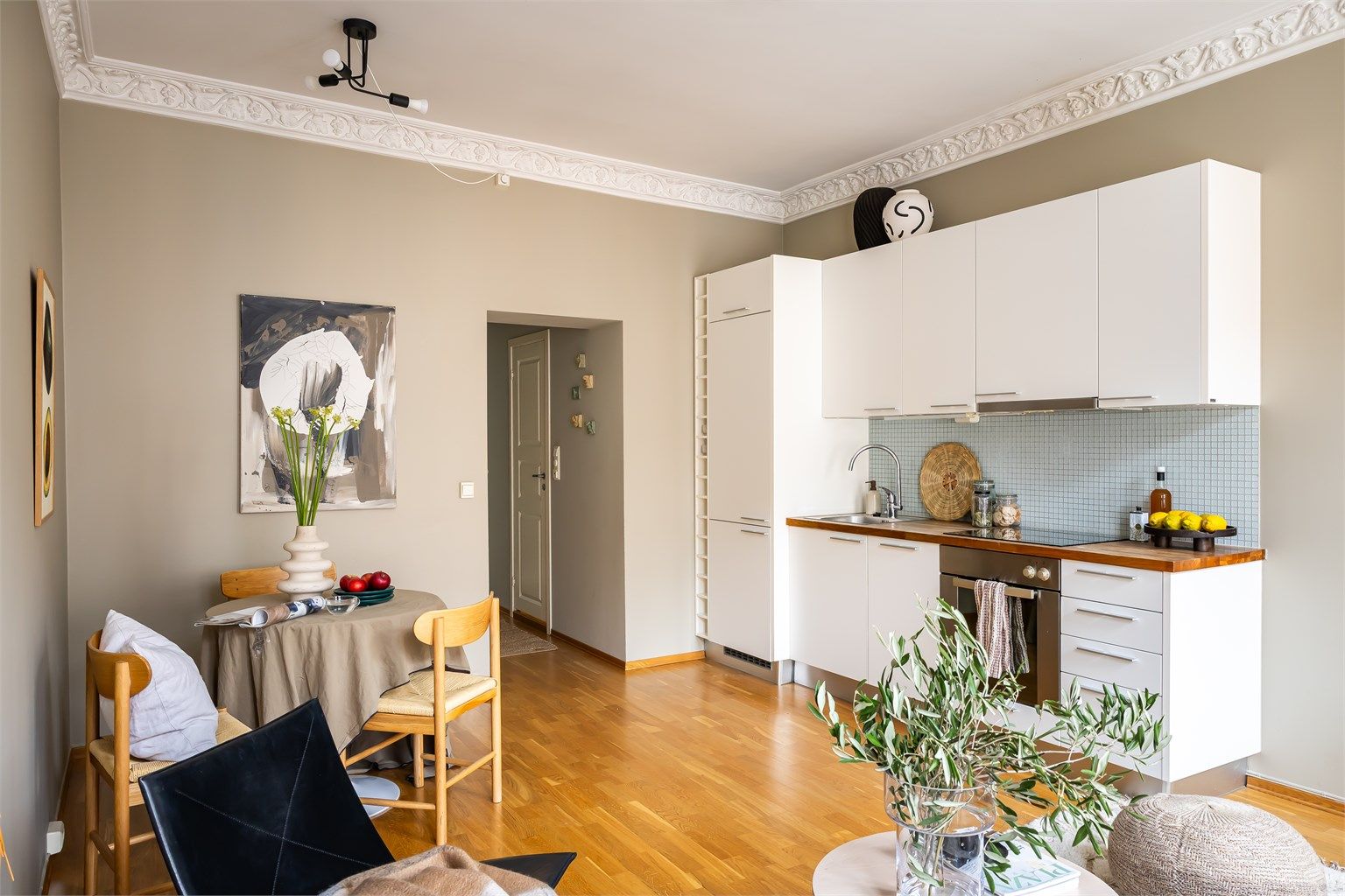 Denne gjenngomgående 2-roms leiligheten ligger i 3. etasje i en klassisk bygård som ble rehabilitert i 2007.