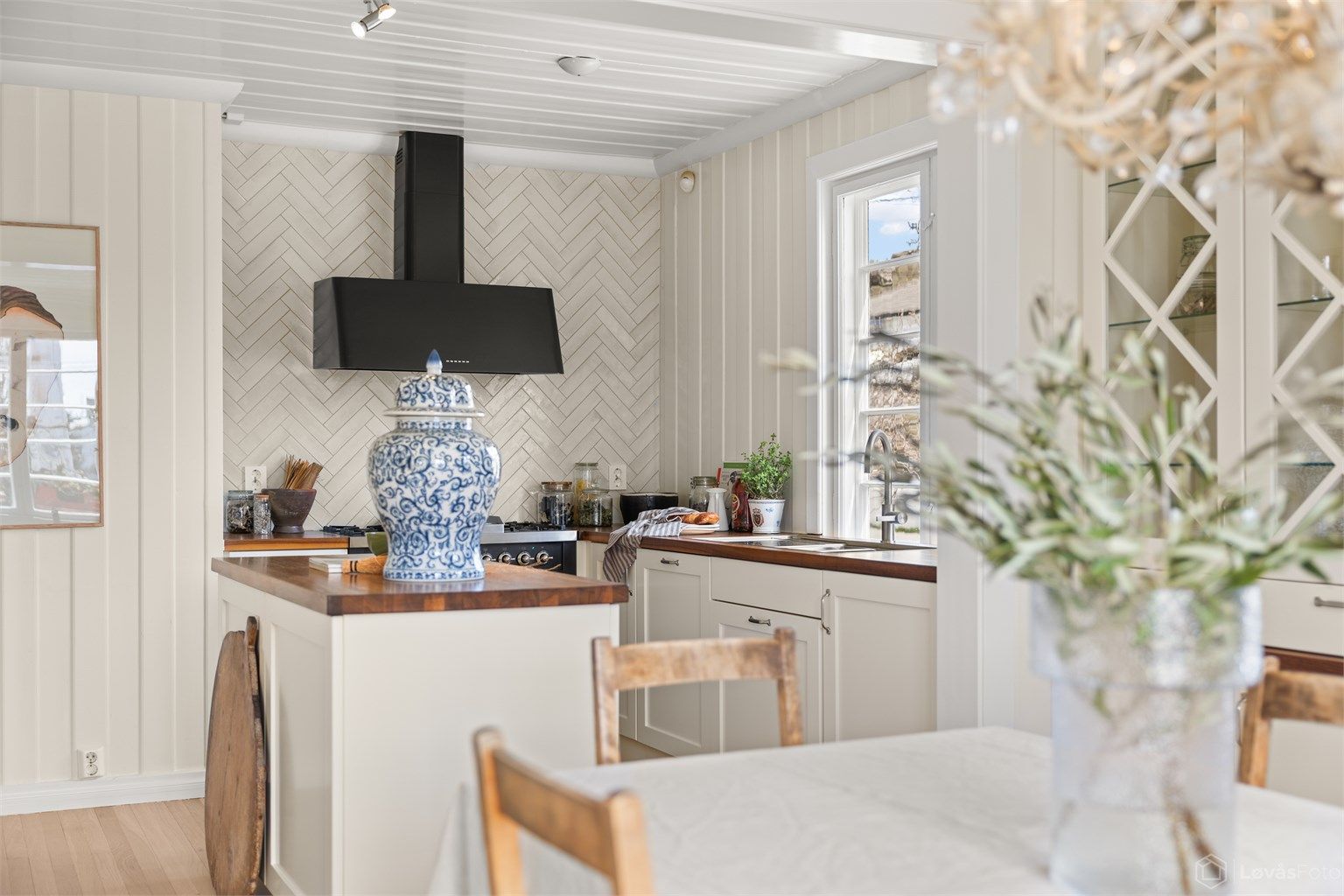 Nye integrert hvitevarer i 2025 (oppvaskmaskin og kjøleskap med fryser), samt ny avtrekkshette, som følger boligen