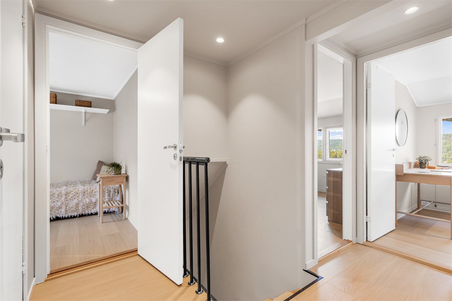 Gangen i annen etasje er belyst med downlights, og det er adkomst til 4 soverom og bad