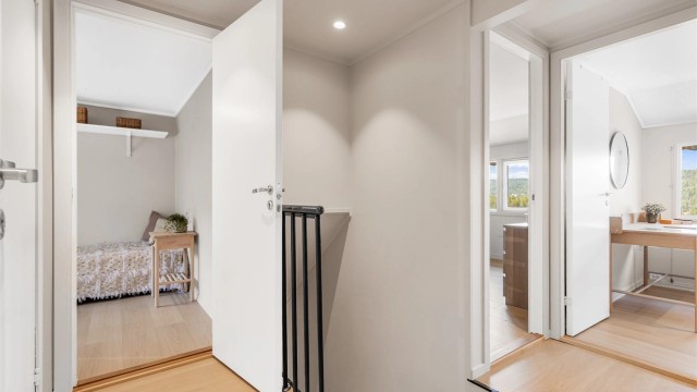 Gangen i annen etasje er belyst med downlights, og det er adkomst til 4 soverom og bad