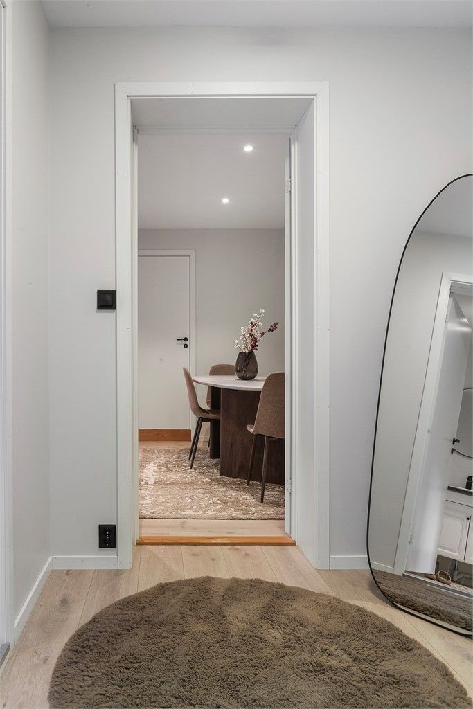 Hybelen består av en entré, bod, stue/kjøkken, 2 soverom, gang og bad.  