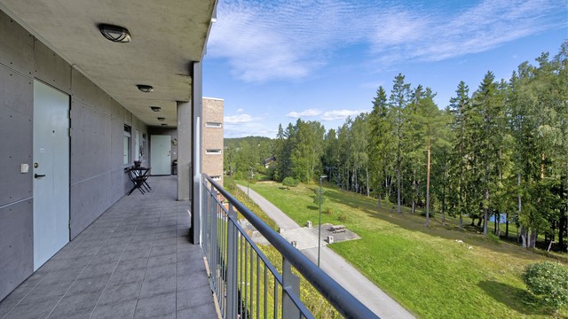Egen inngang via svalgang - utsyn mot grøntområder og Kolbotnvannet
