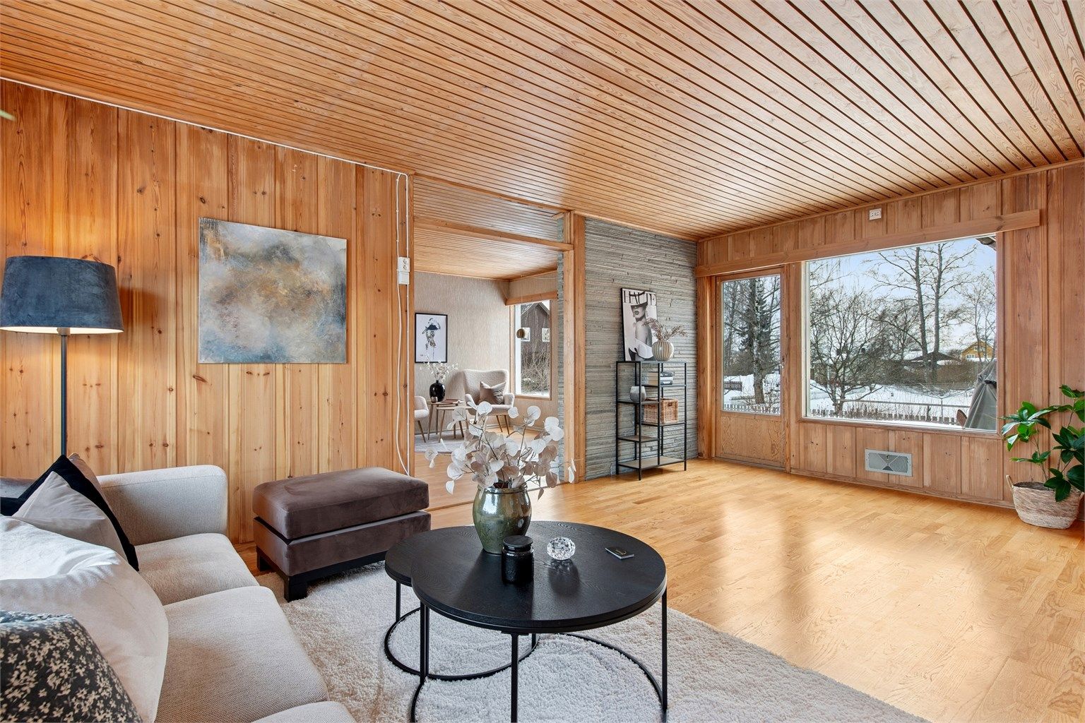 Fra stue er det utgang til uteplass og hagen - en fin forlengelse av stuen i sommerhalvåret. 