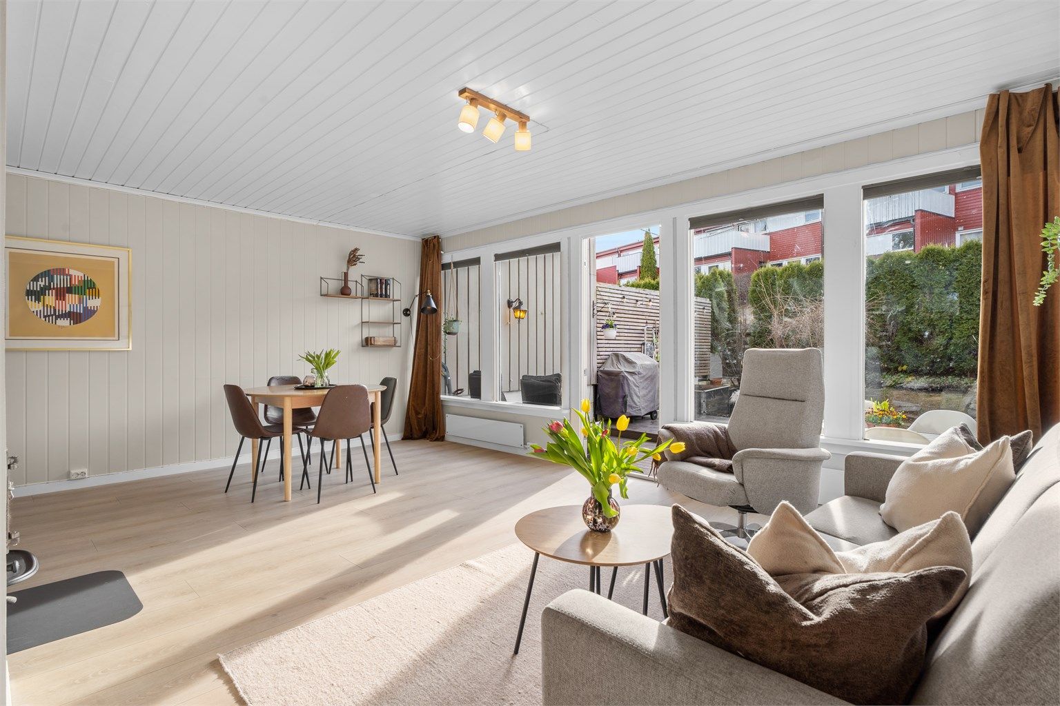 Fra stuen er det utgang til en usjenert, sørvestvendt markterrasse og hage.