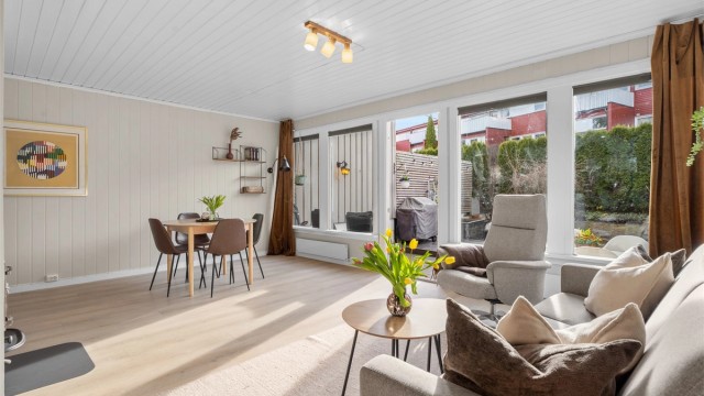 Fra stuen er det utgang til en usjenert, sørvestvendt markterrasse og hage.