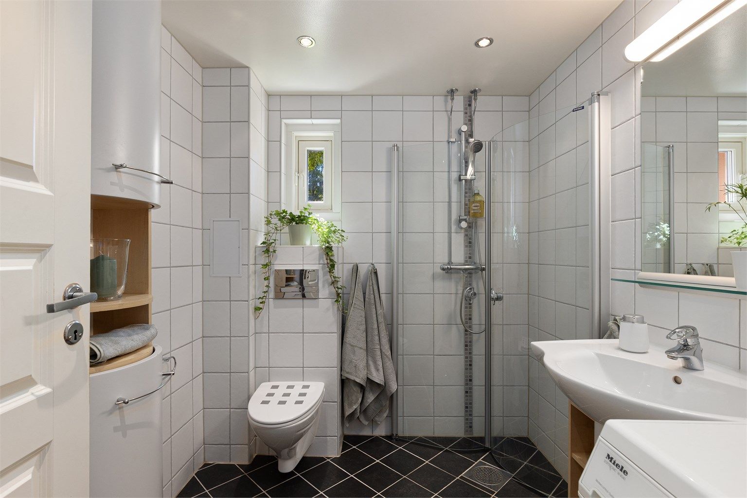 Bad/wc fra 2010 i regi av borettslaget. Senket himling med downlights, gulvvarme, dusjhjørne med innfellbare glassdører og opplegg til vaskemaskin.