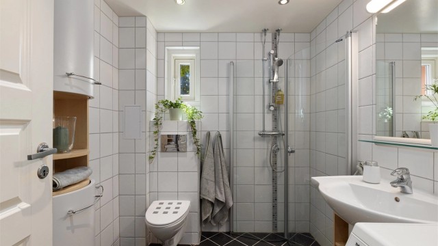 Bad/wc fra 2010 i regi av borettslaget. Senket himling med downlights, gulvvarme, dusjhjørne med innfellbare glassdører og opplegg til vaskemaskin.