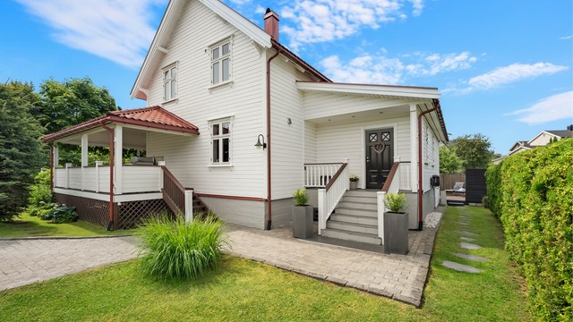 Inngangspartiet har flislagt trapp med utvendig gulvvarme.