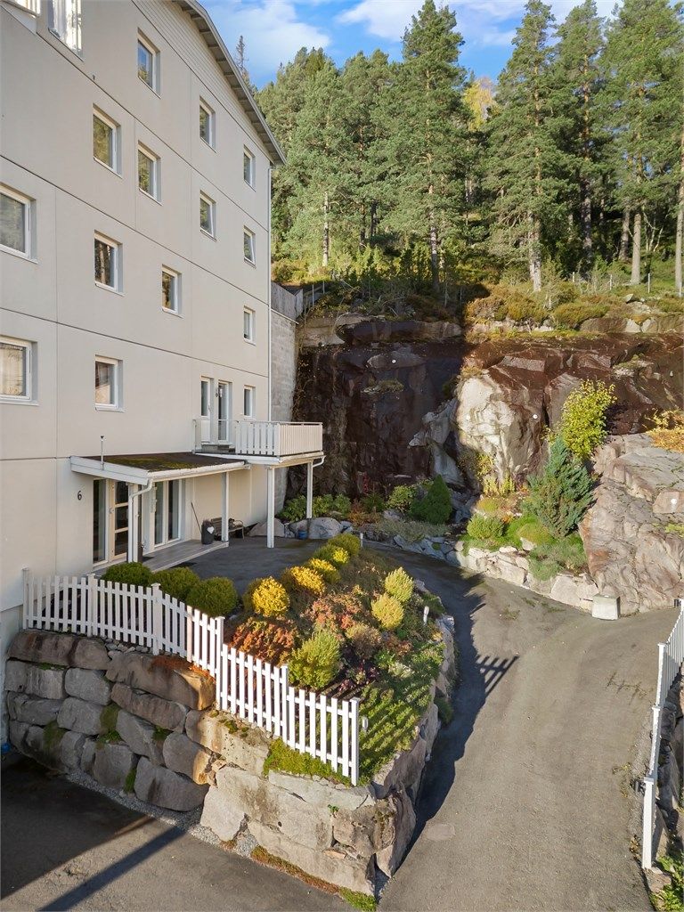 Felles overbygget inngangsparti med videre heis- og trappeadkomst til leilighetens etasjeplan (4. etasje). 