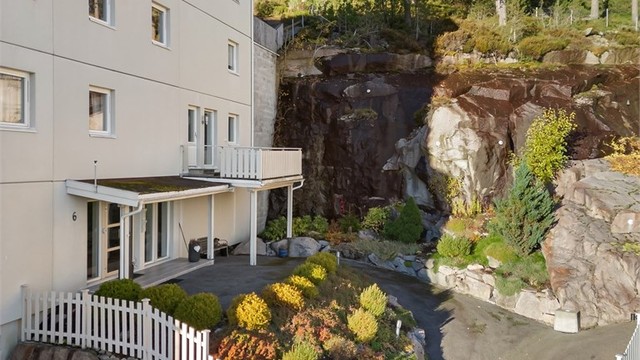 Felles overbygget inngangsparti med videre heis- og trappeadkomst til leilighetens etasjeplan (4. etasje).
