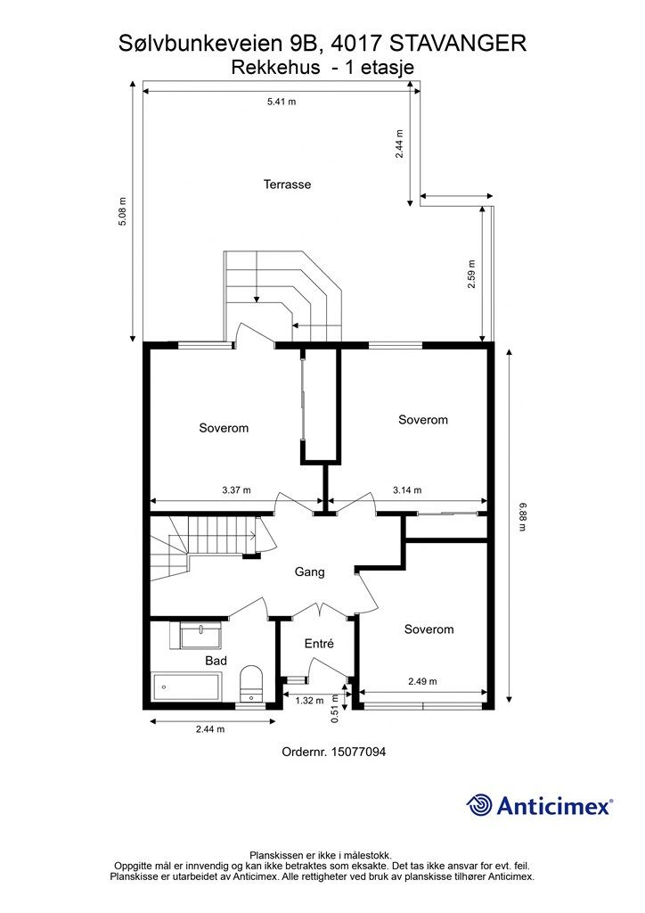 Første etasje er en praktisk og privat sone med entré, bad og tre soverom samlet. Fra ett av soverommene er det utgang til markterrassen.