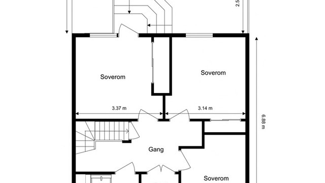 Første etasje er en praktisk og privat sone med entré, bad og tre soverom samlet. Fra ett av soverommene er det utgang til markterrassen.
