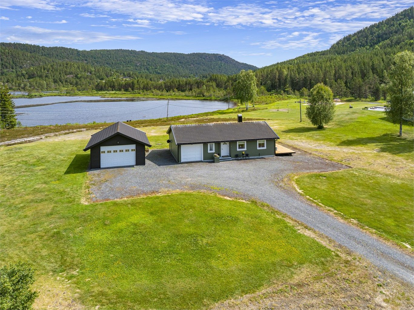 Velkommen til Valle Allé 7- flott eiendom i Gjerstad med nydelig beliggenhet rett ved Lundevann. 