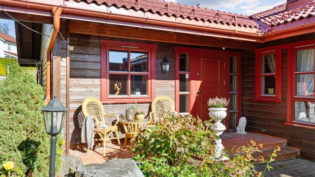 Fin uteplass ved inngangspartiet