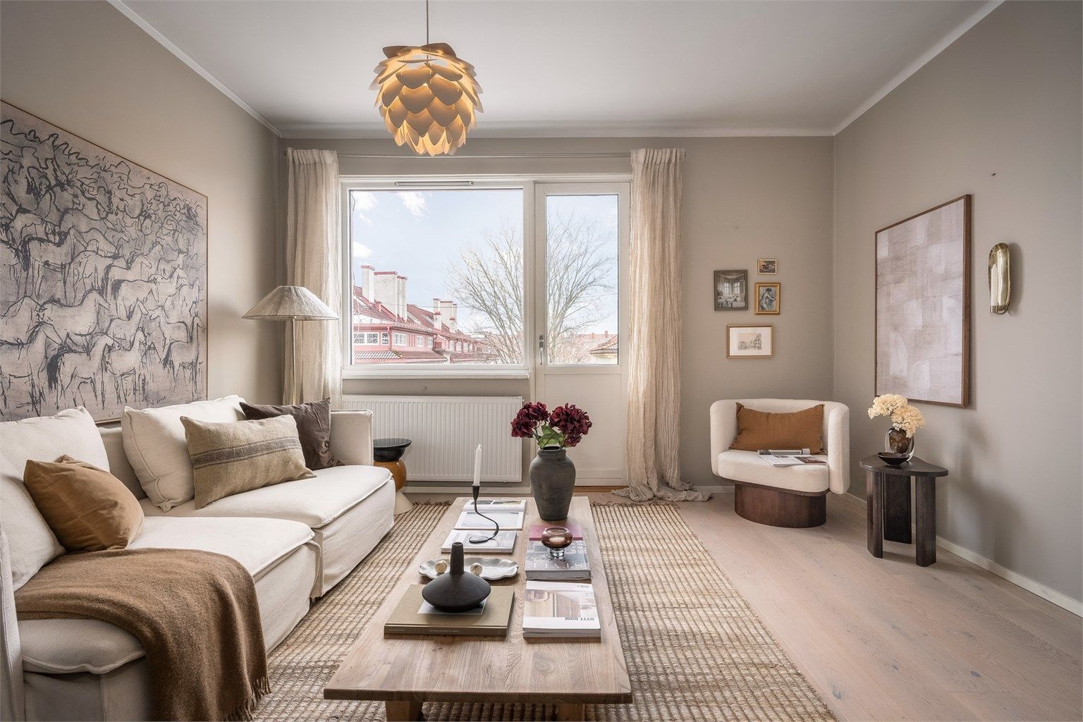 En lekker og påkostet 3-roms med stor åpen stue-kjøkkenløsning, balkong på 6 kvm og moderne detaljer. 