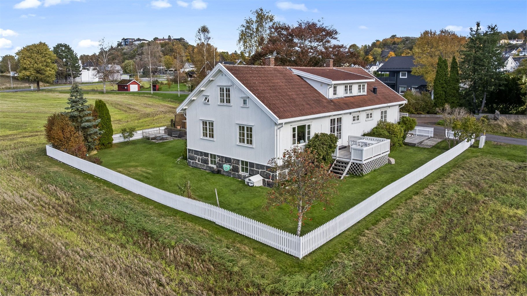 Eiendommen ligger skjermet og usjenert til med svært gode solforhold, og kombinerer landlig stillhet med kort vei til sentrum.