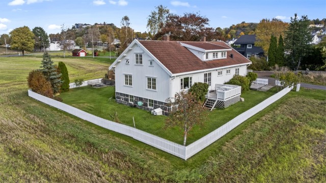Eiendommen ligger skjermet og usjenert til med svært gode solforhold, og kombinerer landlig stillhet med kort vei til sentrum.