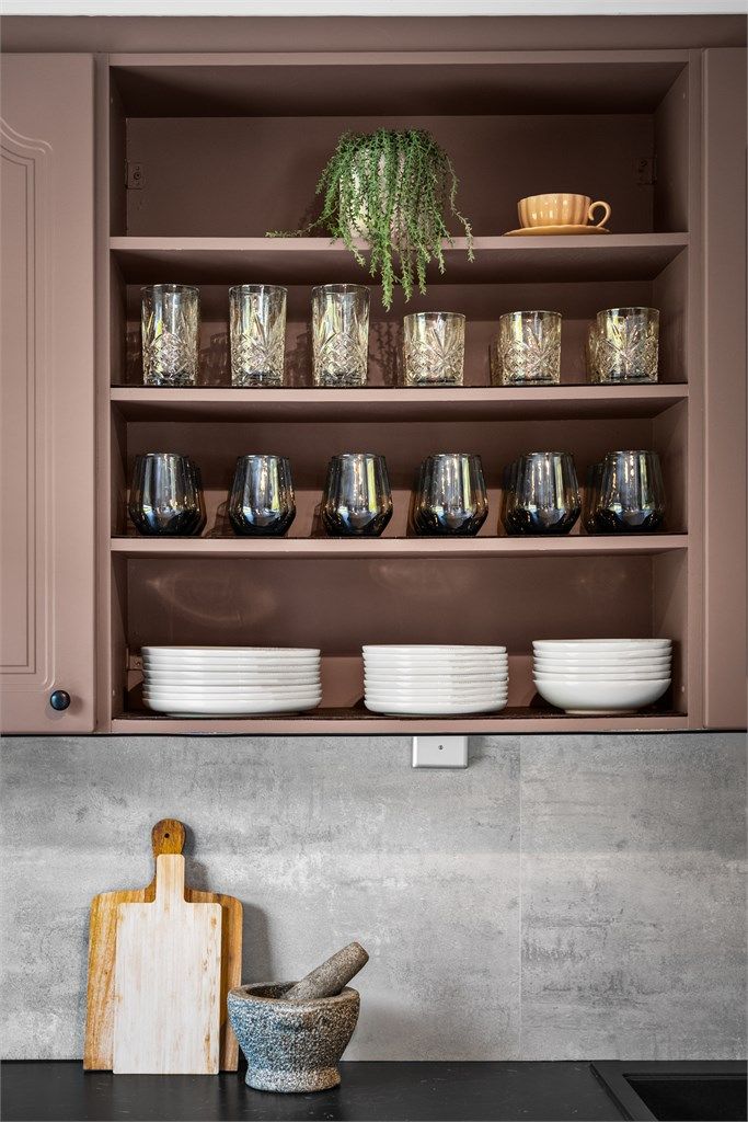 Selger opplyser at benkeplaten ble skiftet i 2021 og at det ble montert nye LED-lys under kjøkkenoverskap i 2025