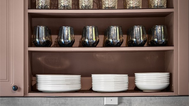 Selger opplyser at benkeplaten ble skiftet i 2021 og at det ble montert nye LED-lys under kjøkkenoverskap i 2025