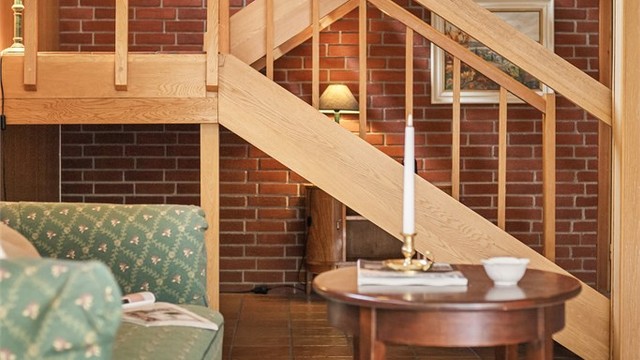 Den åpne trappekonstruksjonen er et sentralt arkitektonisk element.