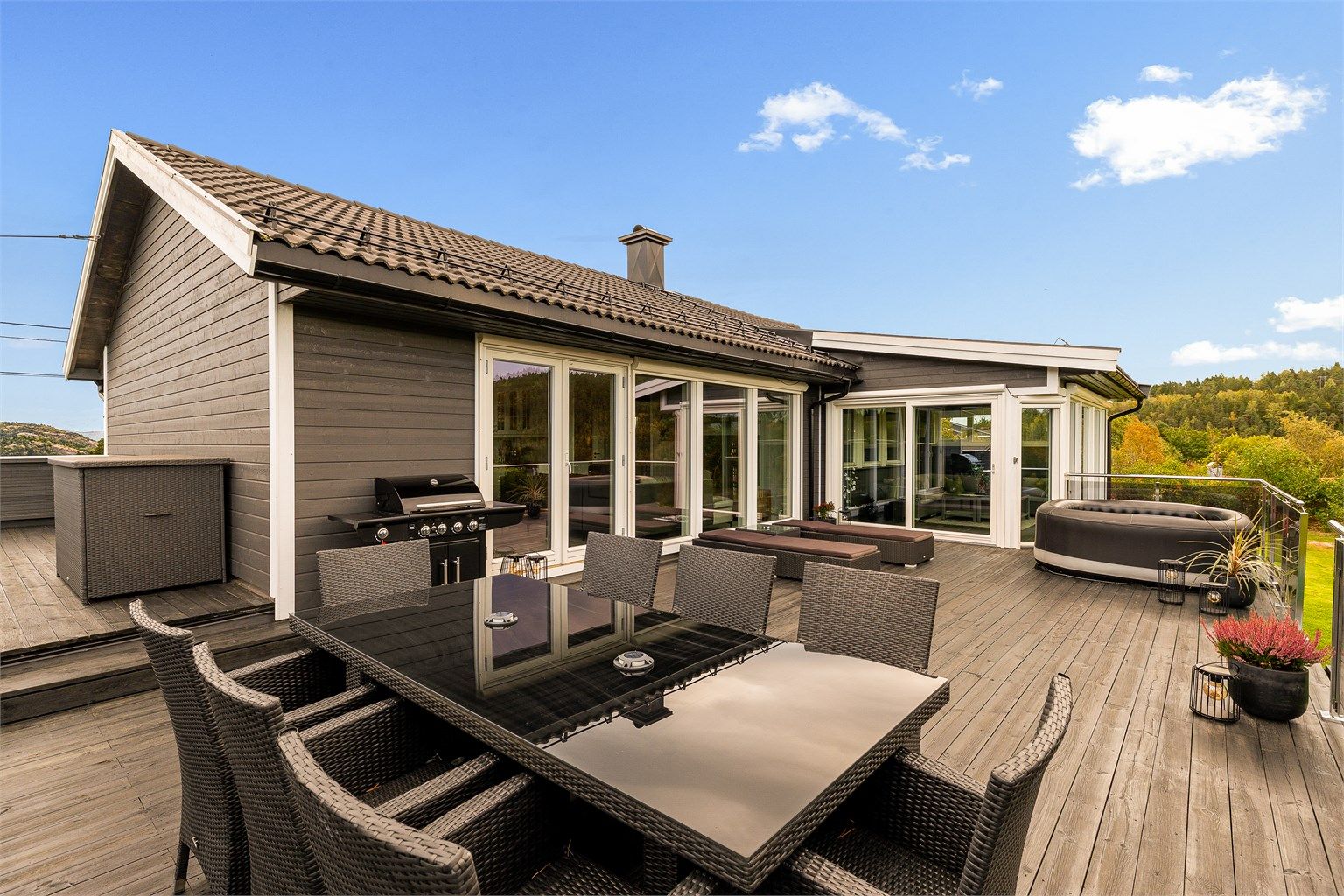 SAMLINGSPUNKT: Terrassen i to nivåer har god plass til solstoler, loungegruppe, spisebord og jacuzzi. 