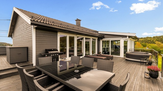 SAMLINGSPUNKT: Terrassen i to nivåer har god plass til solstoler, loungegruppe, spisebord og jacuzzi.