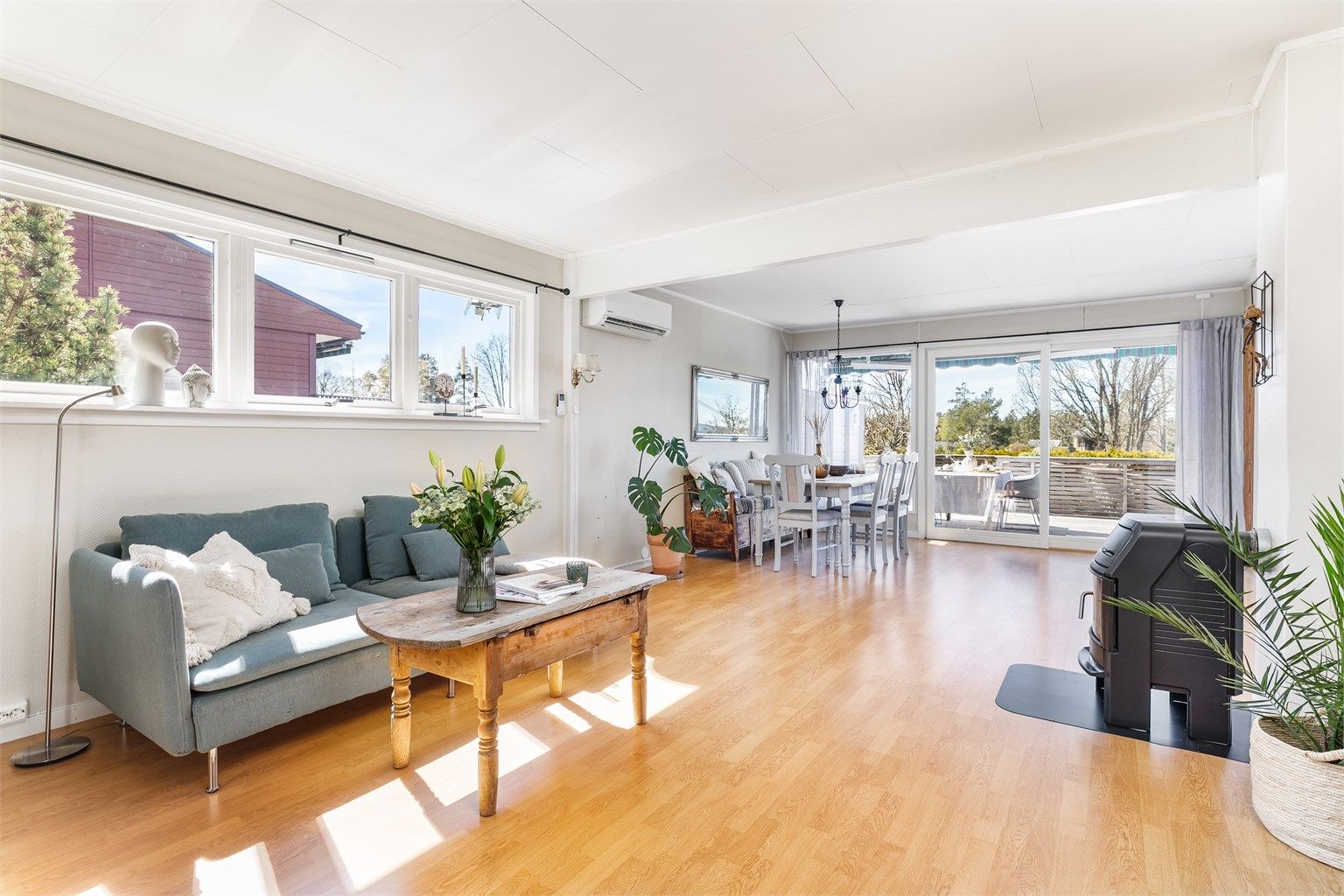 Malerarbeid er i senere år utført også innvendig, blant annet i stuen. Vinduer mot sør og vest slipper solen inn og skaper gode lysforhold.