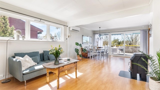 Malerarbeid er i senere år utført også innvendig, blant annet i stuen. Vinduer mot sør og vest slipper solen inn og skaper gode lysforhold.