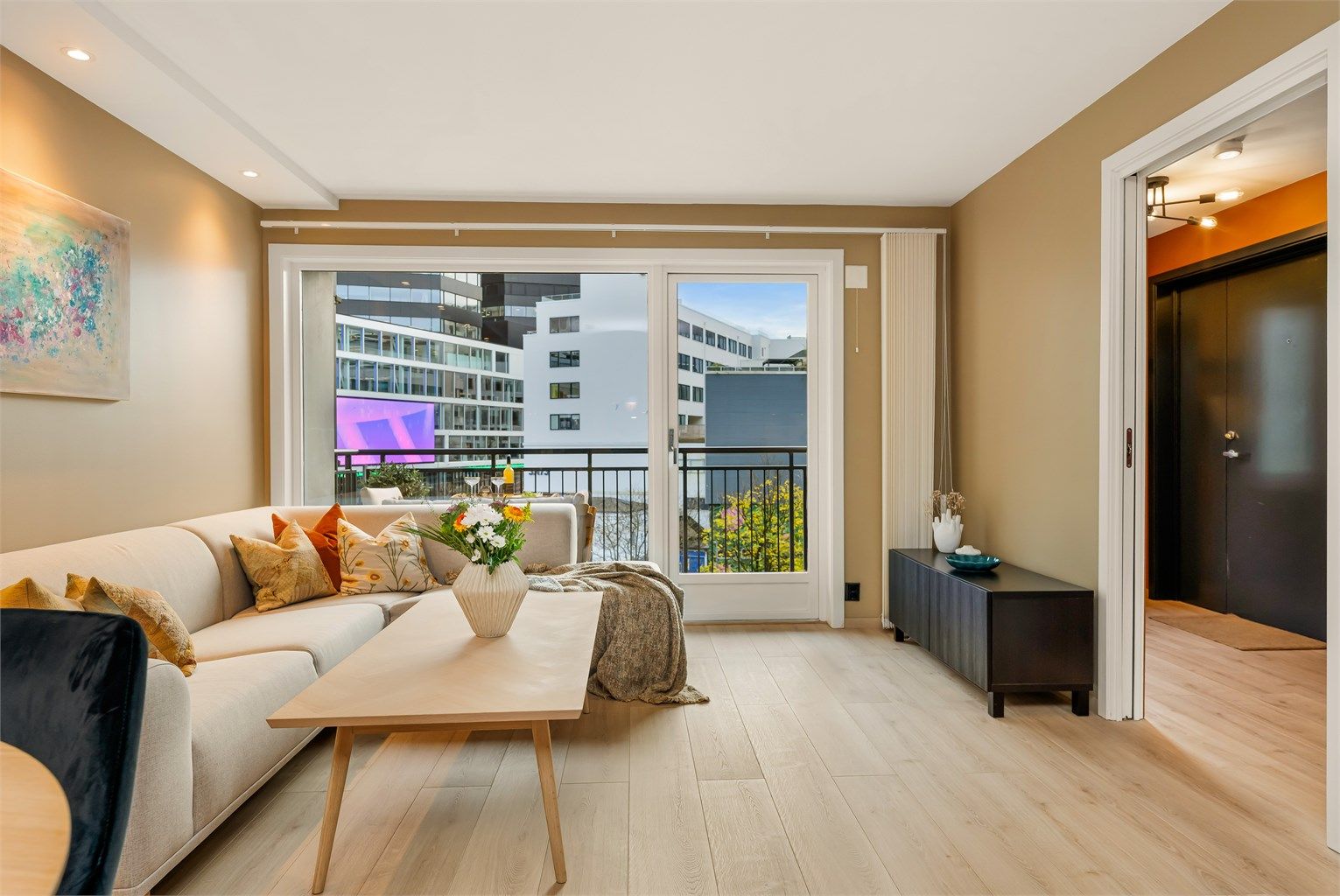 - Urban beliggenhet med nærhet til alt du måtte trenge i hverdagen. Med leiligheten har du tilgang på heis, felles takterrasse og gjestehybel - 