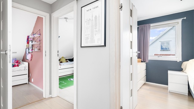 Loftsetasjen inneholder bad og tre romslige soverom.