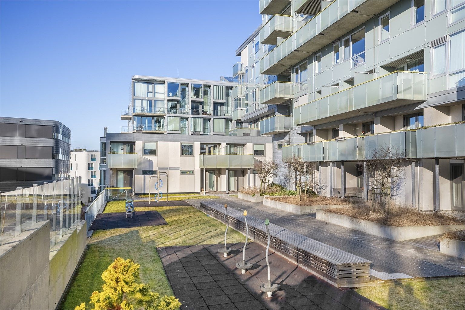 Uteområdene er pent opparbeidet og vedlikeholdes av borettslaget.