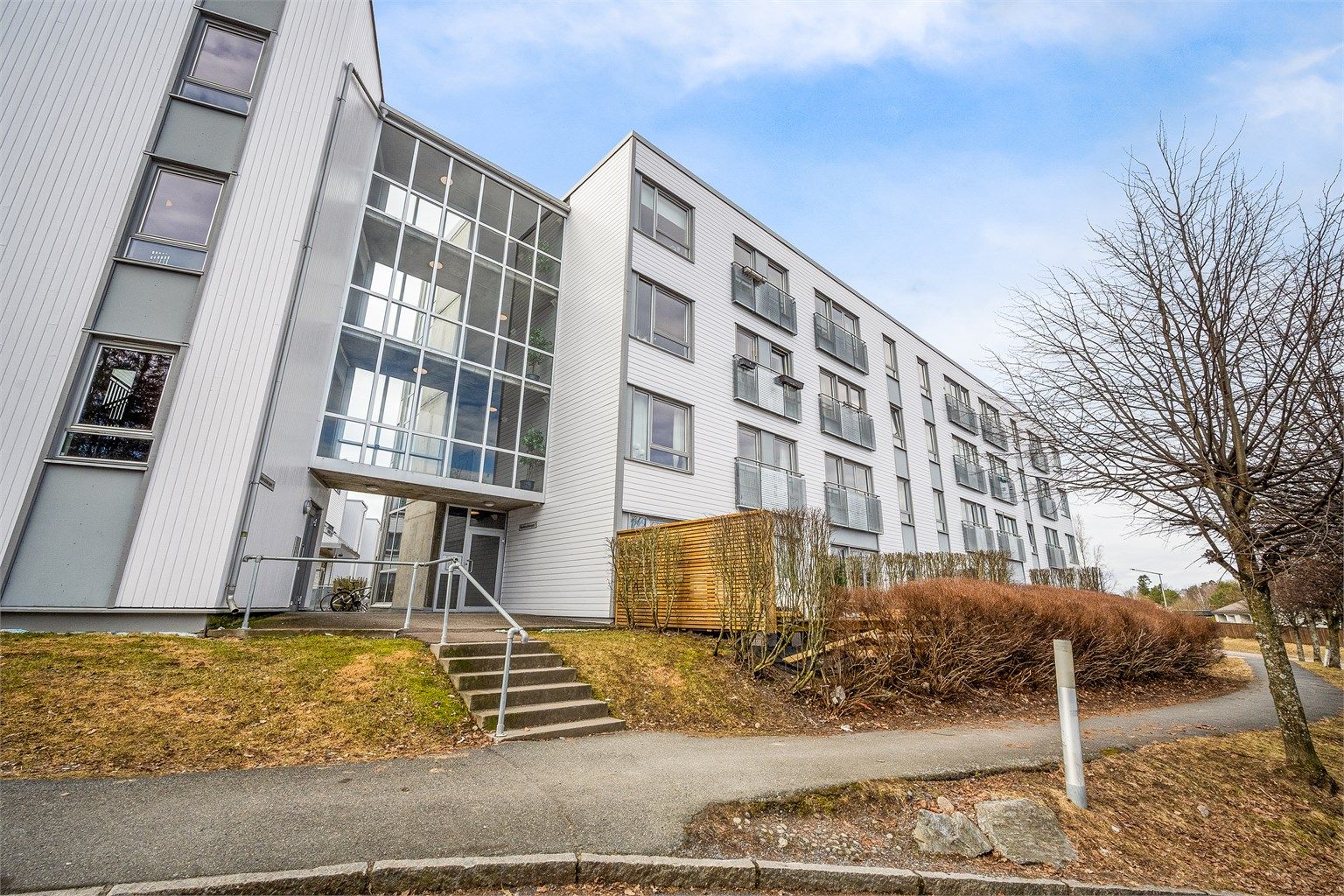 Fasade fra øst / Inngangsparti.