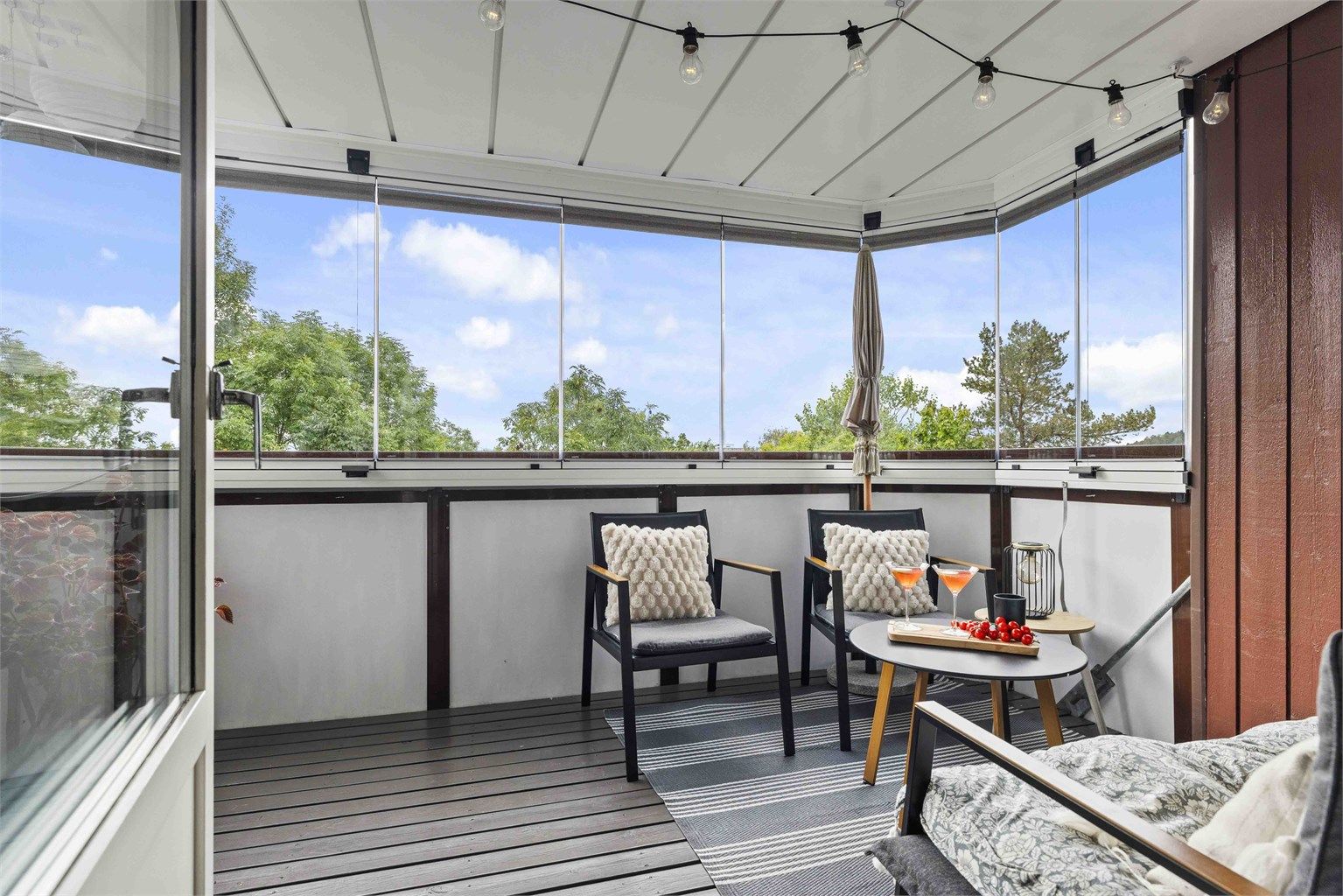 En lekker og innbydende 3-roms med en romslig innglasset balkong, store rom og sentral beliggenhet.