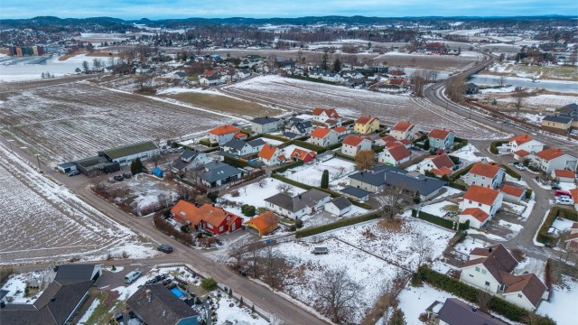 Øya har et levende lokalmiljø og regnes som en attraktiv boligøy med kort vei til både byliv og naturopplevelser.