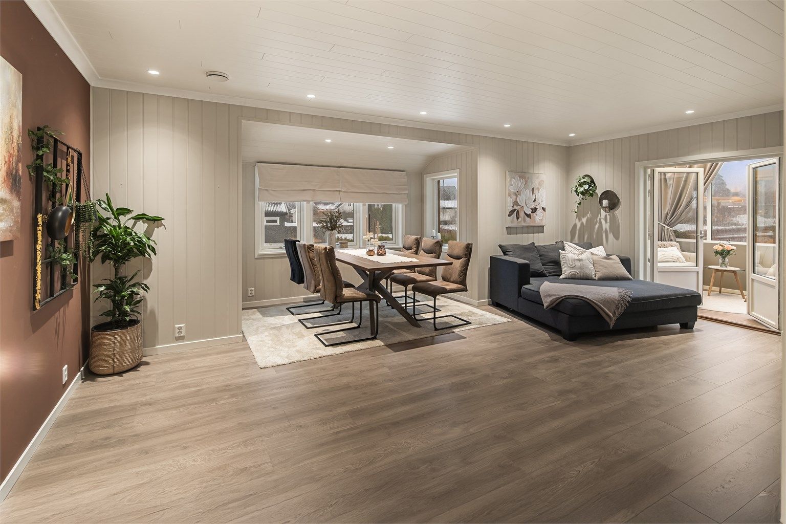 Boligen fremstår som godt holdt og er modernisert og oppgradert i perioden fra 2021 og frem til i dag. Her kan du flytte rett inn til en gjennomgående god standard, praktisk planløsning og delikate farge- og materialvalg. 