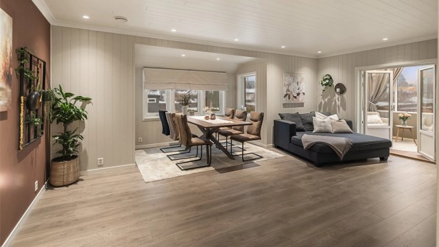 Her kan du flytte rett inn til en gjennomgående god standard, praktisk planløsning og delikate farge- og materialvalg.