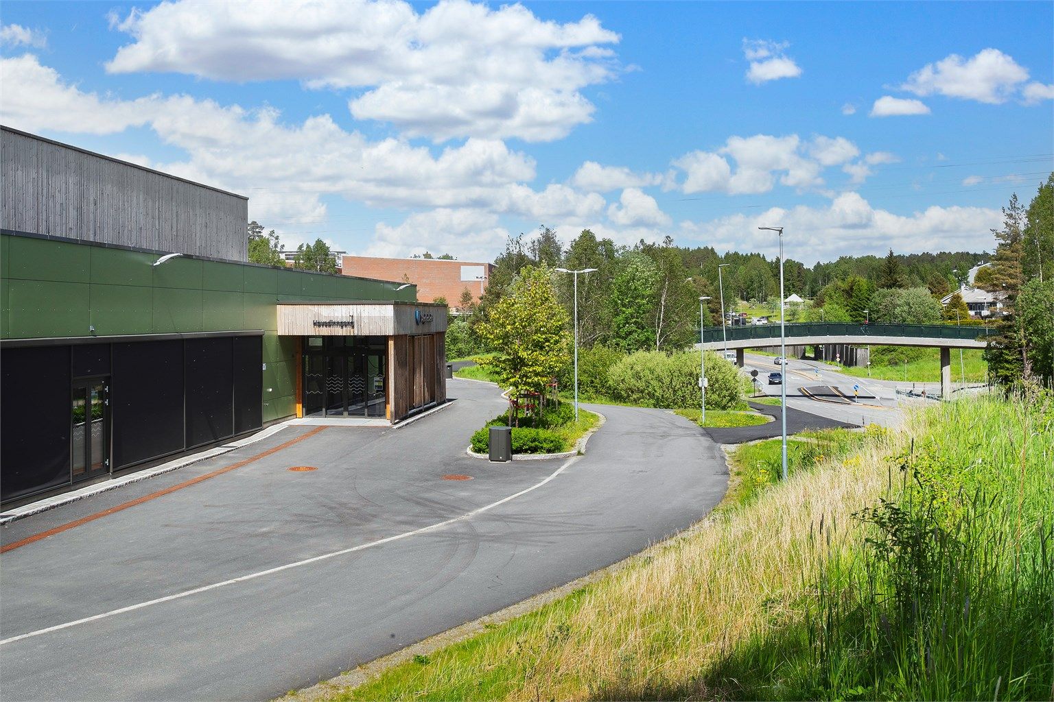 Langhusbadet er en ny svømmehall, som stod ferdig i 2025. Svømmehallen ligger kun en kort spasertur fra boligen