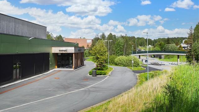 Langhusbadet er en ny svømmehall, som stod ferdig i 2025. Svømmehallen ligger kun en kort spasertur fra boligen