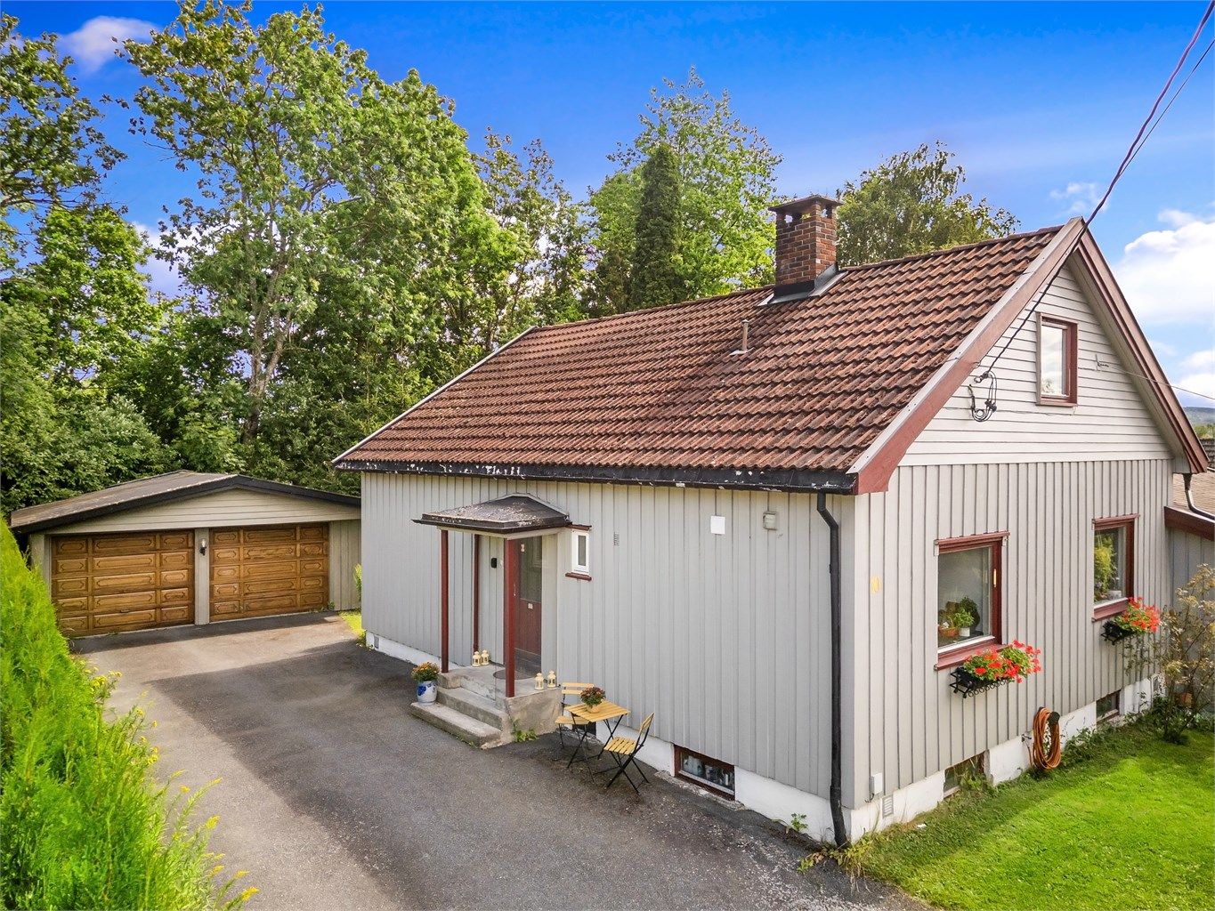 Enebolig med dobbelgarasje beliggende i et attraktivt og etablert boligområde
Foto: Emotional Landscape Production Ole Thoresen