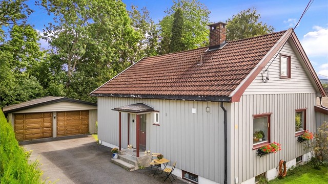 Enebolig med dobbelgarasje beliggende i et attraktivt og etablert boligområde
Foto: Emotional Landscape Production Ole Thoresen