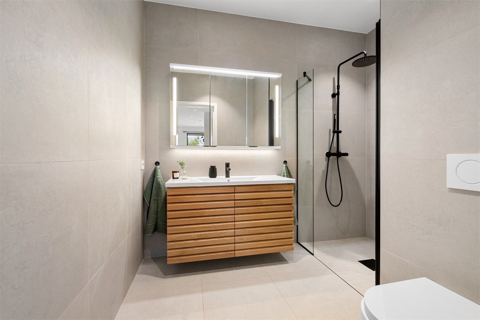 Helfliset bad i andre etasje med moderne innredning fra Lindbad/Vikingbad