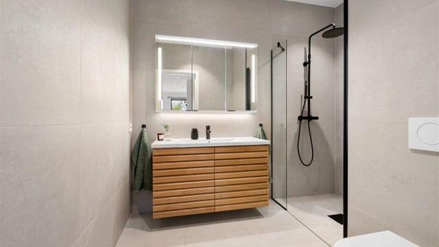 Helfliset bad i andre etasje med moderne innredning fra Lindbad/Vikingbad
