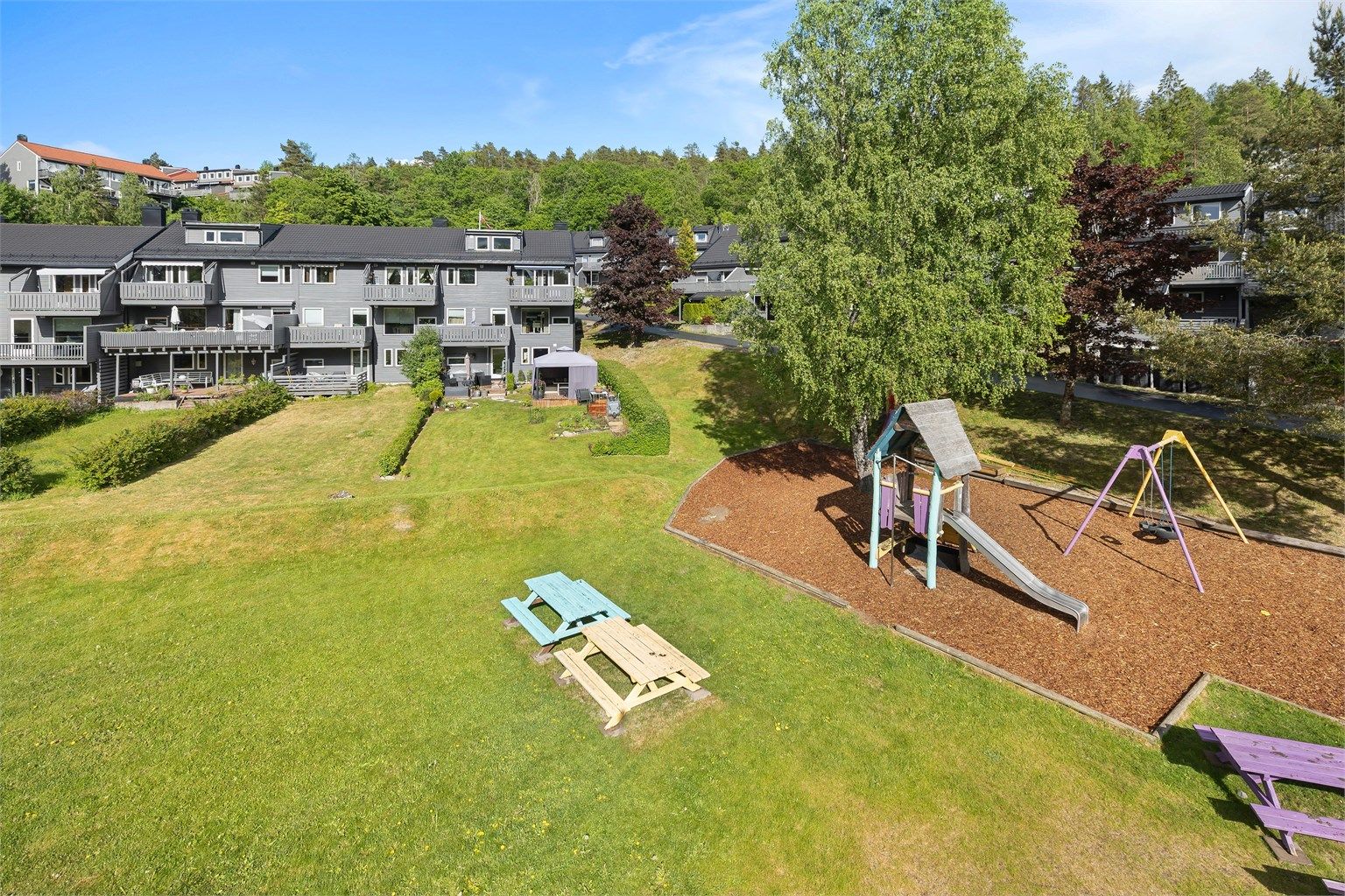 Beliggende i meget barnevennlig boområde med gangavstand til skoler, dagligvareforretning og marka