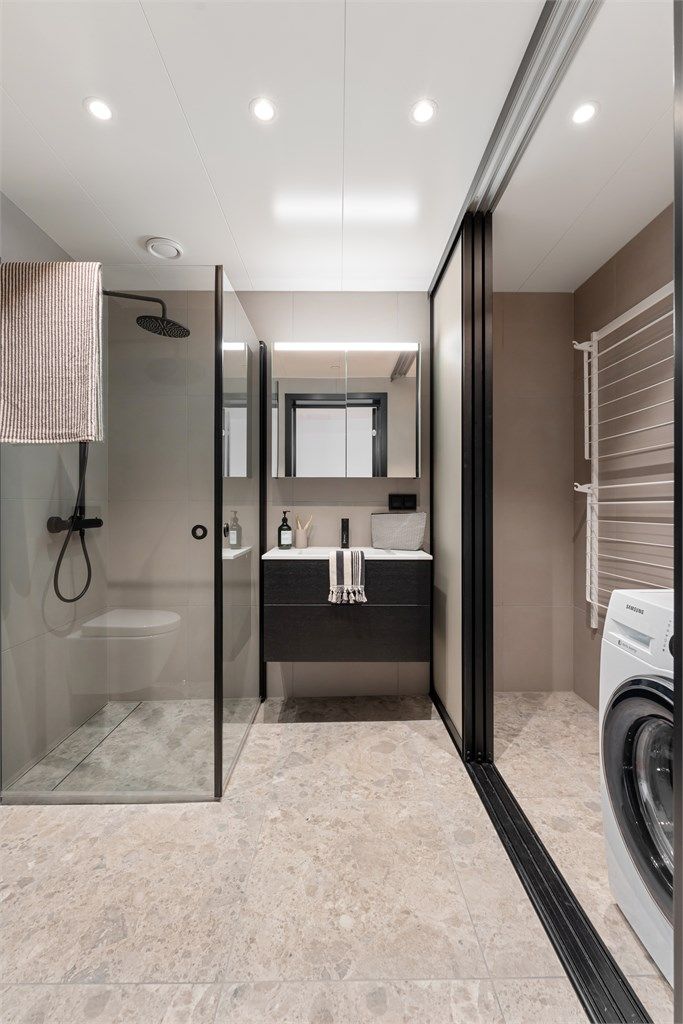 Flott baderom nr. 2 ved entréen / gangen