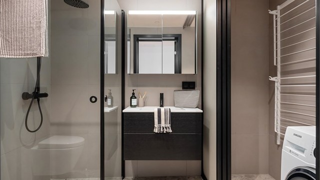 Flott baderom nr. 2 ved entréen / gangen