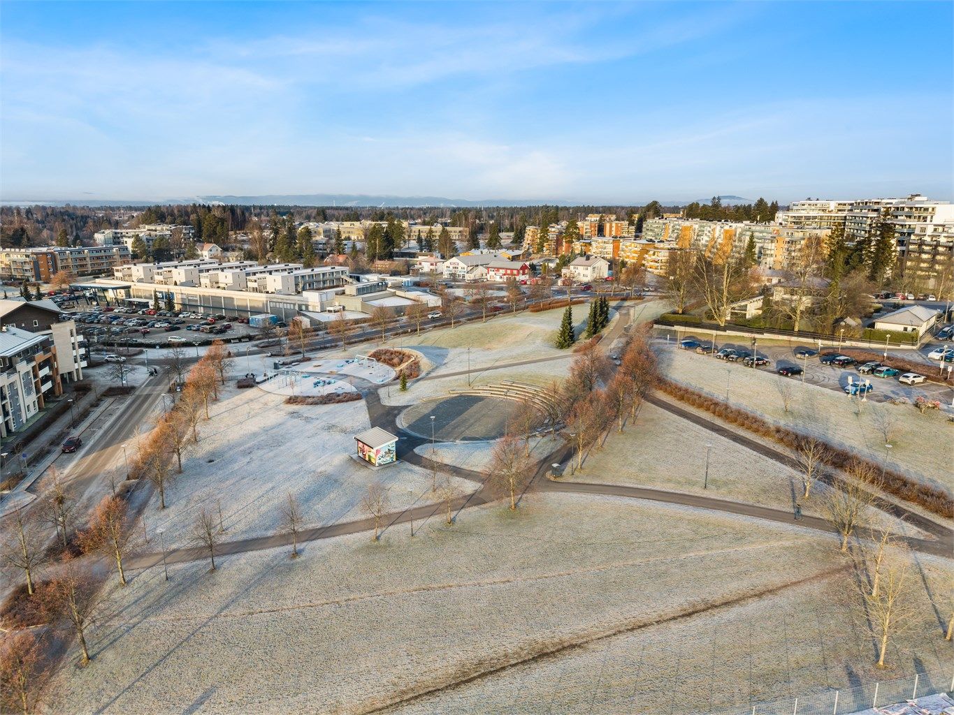 Kort gangavstand til Jessheim sentrum med et rikt utvalg av butikker, spisesteder og kulturtilbud.